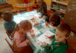 dzieci kolorują obrazek krówki